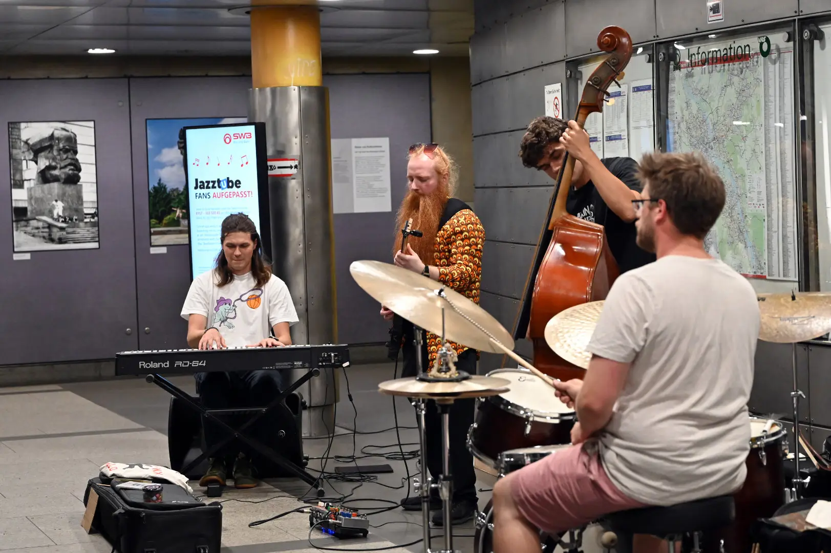 Jazztube Bonn 2025 - Jazzkonzert der Band Phalanx an der Haltestelle Heussallee / Museumsmeile am Ausgang Haus der Geschichte.